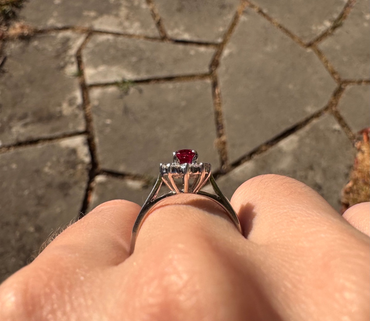 Bague marguerite rubis et diamants, en or rhodié 18 carats-photo-3