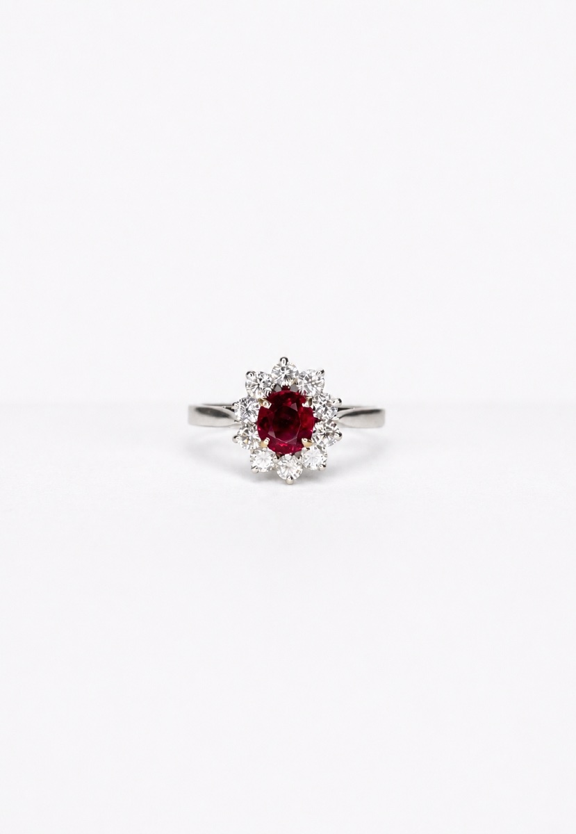 Bague marguerite rubis et diamants, en or rhodié 18 carats