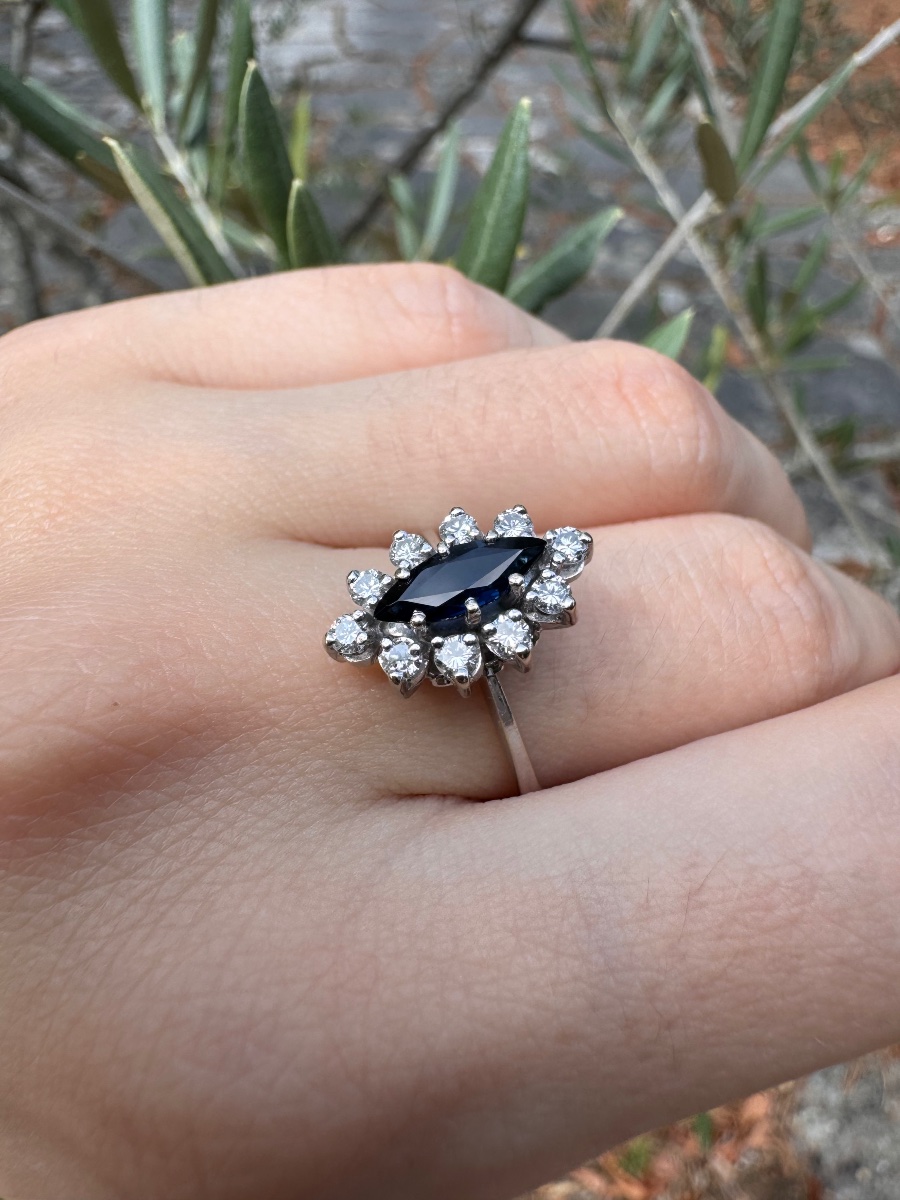 Bague marguerite marquise, saphir et diamants, en or gris 18 carats-photo-2