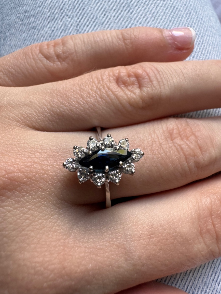 Bague marguerite marquise, saphir et diamants, en or gris 18 carats-photo-4