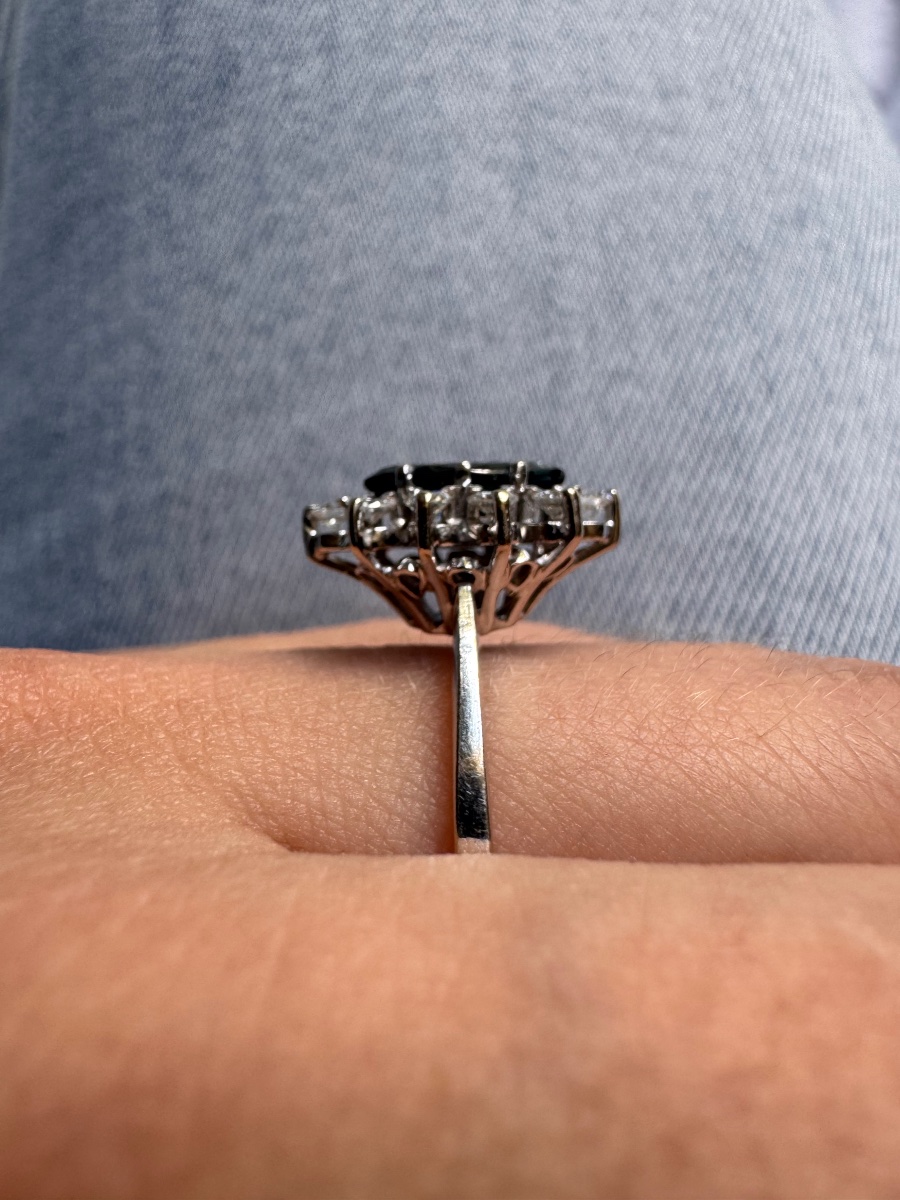 Bague marguerite marquise, saphir et diamants, en or gris 18 carats-photo-1