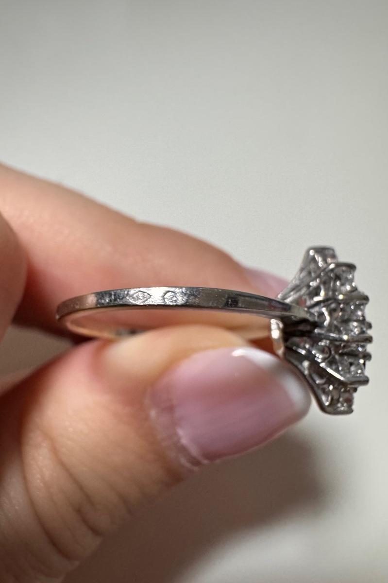 Bague marguerite marquise, saphir et diamants, en or gris 18 carats-photo-2