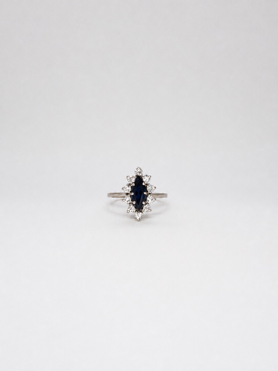 Bague marguerite marquise, saphir et diamants, en or gris 18 carats