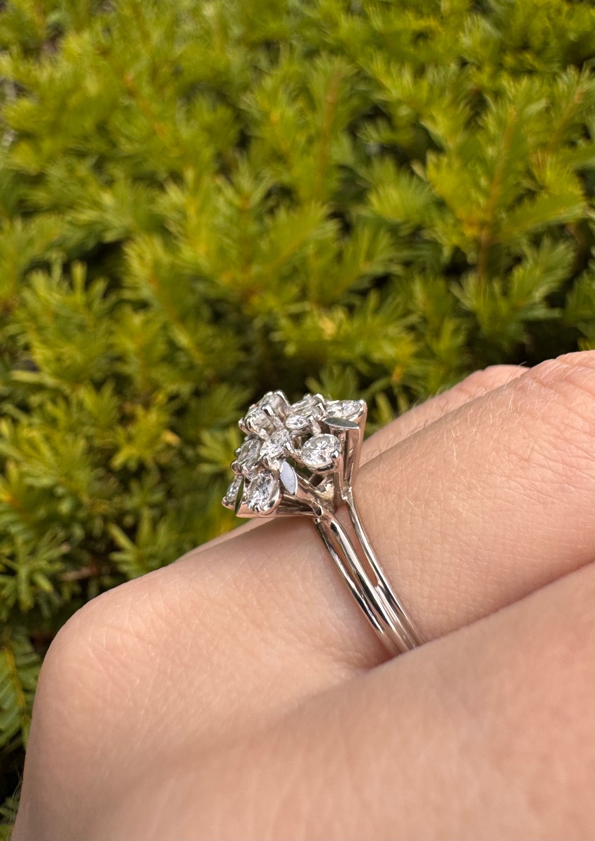 Diamond Flower Ring, 18-karat Rhodium-plated Gold, 20th Century-photo-4