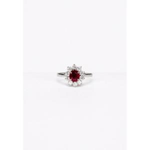Bague marguerite rubis et diamants, en or rhodié 18 carats