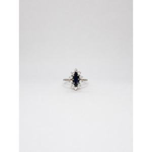 Bague marguerite marquise, sapphire et diamants, en or gris 18 carats