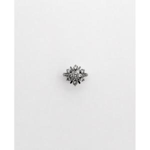Bague fleur diamants, en or rhodié 18 carats, XXème siècle
