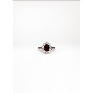 Bague marguerite rubis et diamants, en or rhodié 18 carats, XXème siècle