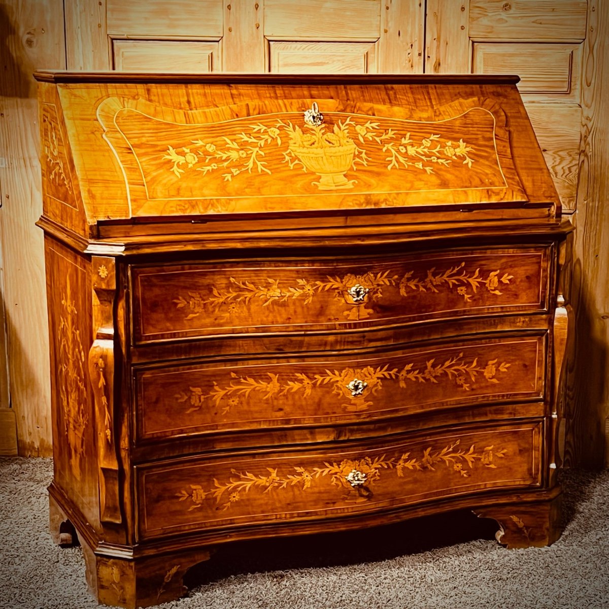 Commode Secrétaire  marqueterie Style Baroque Italien . 