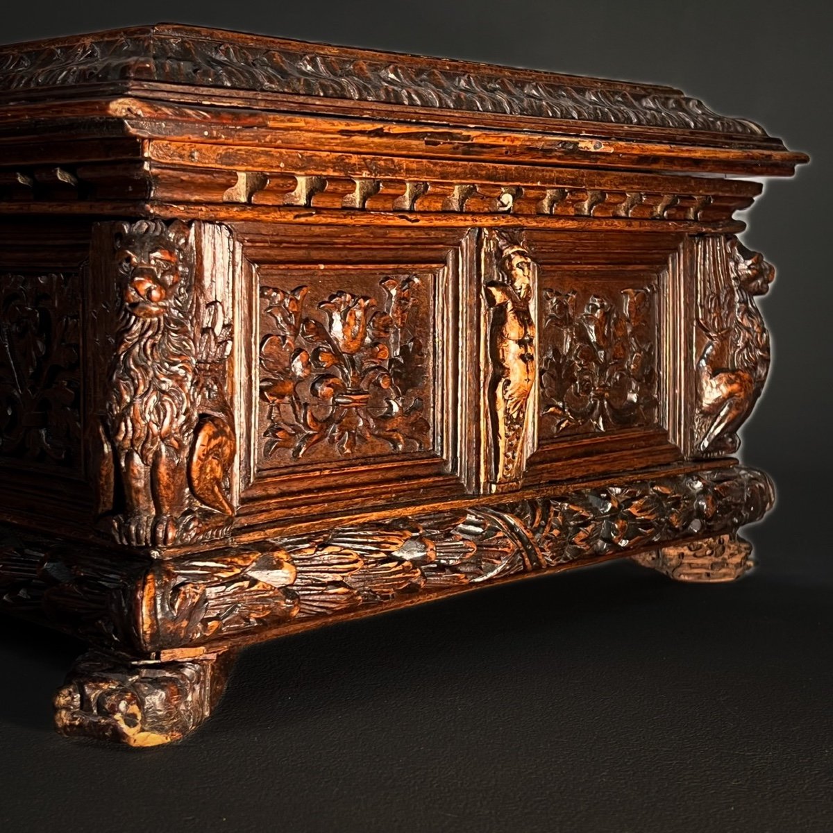 17th Century Carved Walnut Courtesy Or Wedding Box-photo-4