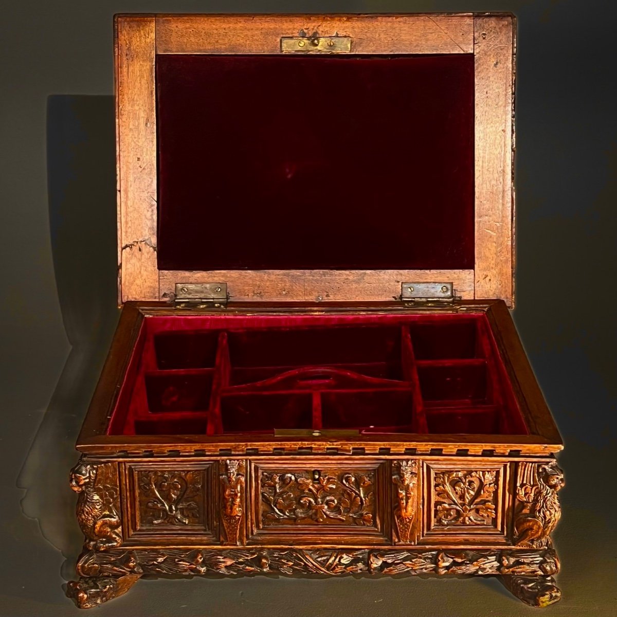 17th Century Carved Walnut Courtesy Or Wedding Box-photo-7