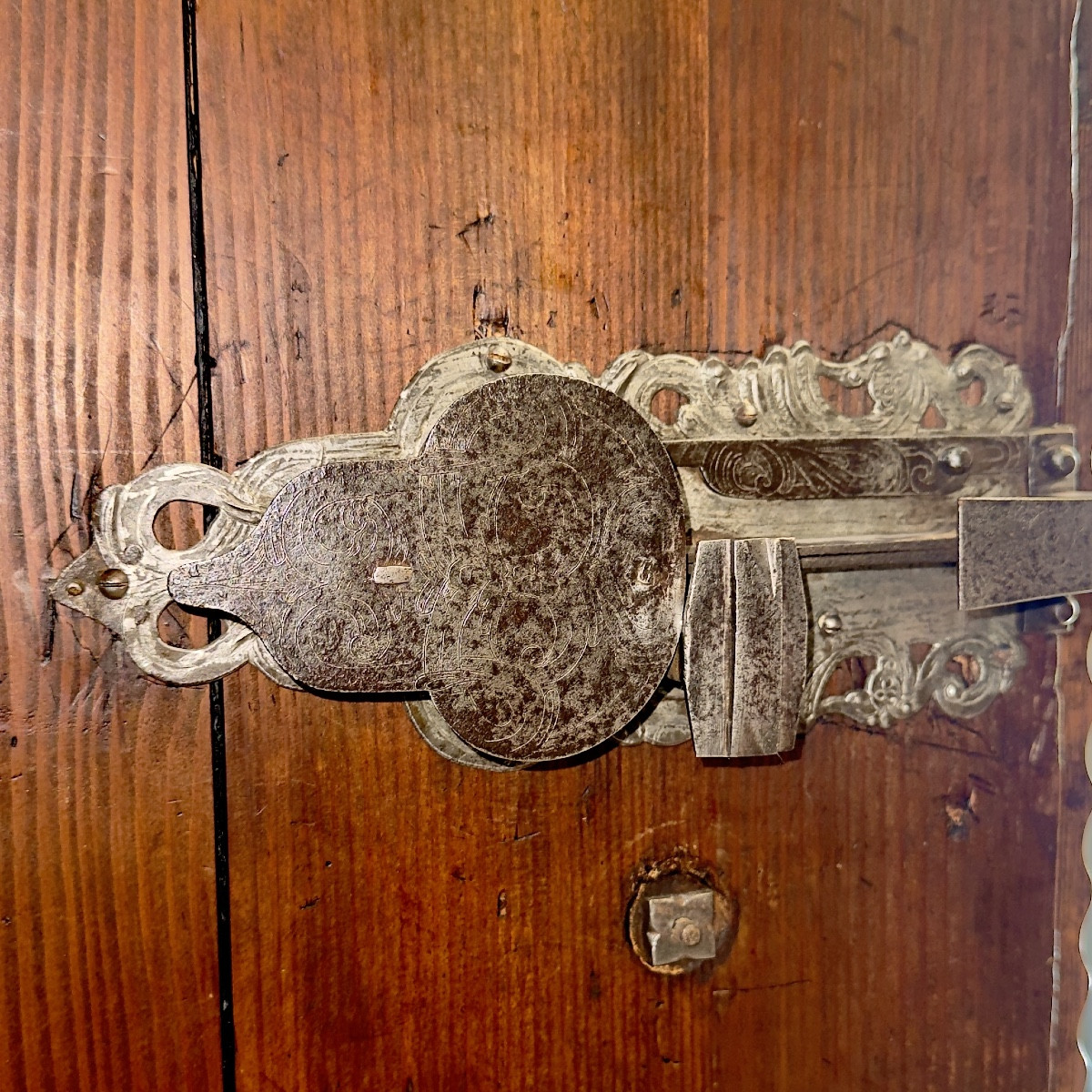 Armoire Alsacienne Strasbourgeoise sept colonnes annelées, décor coussin bastionné datée 1700-photo-2