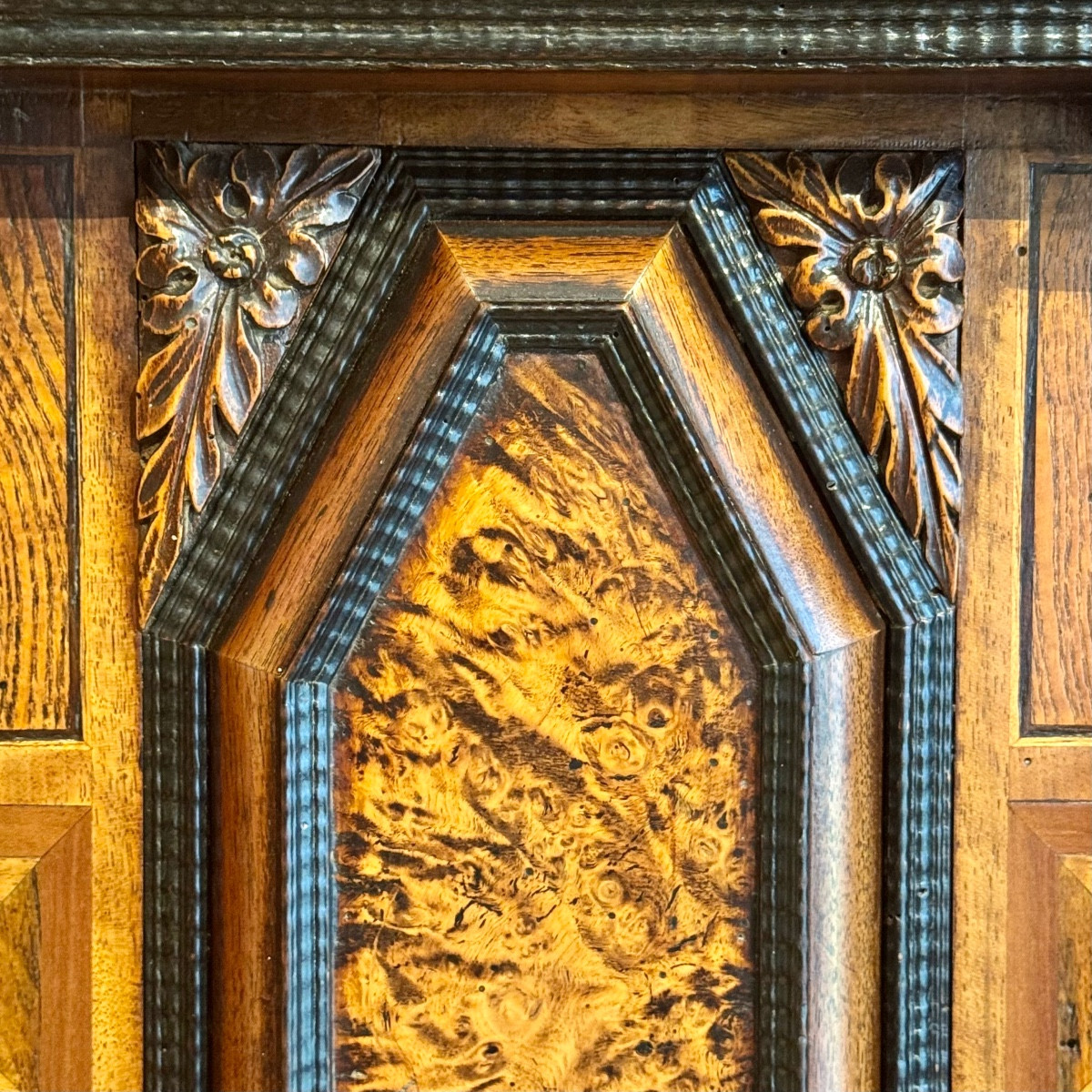 Armoire Alsacienne Strasbourgeoise sept colonnes annelées, décor coussin bastionné datée 1700-photo-3