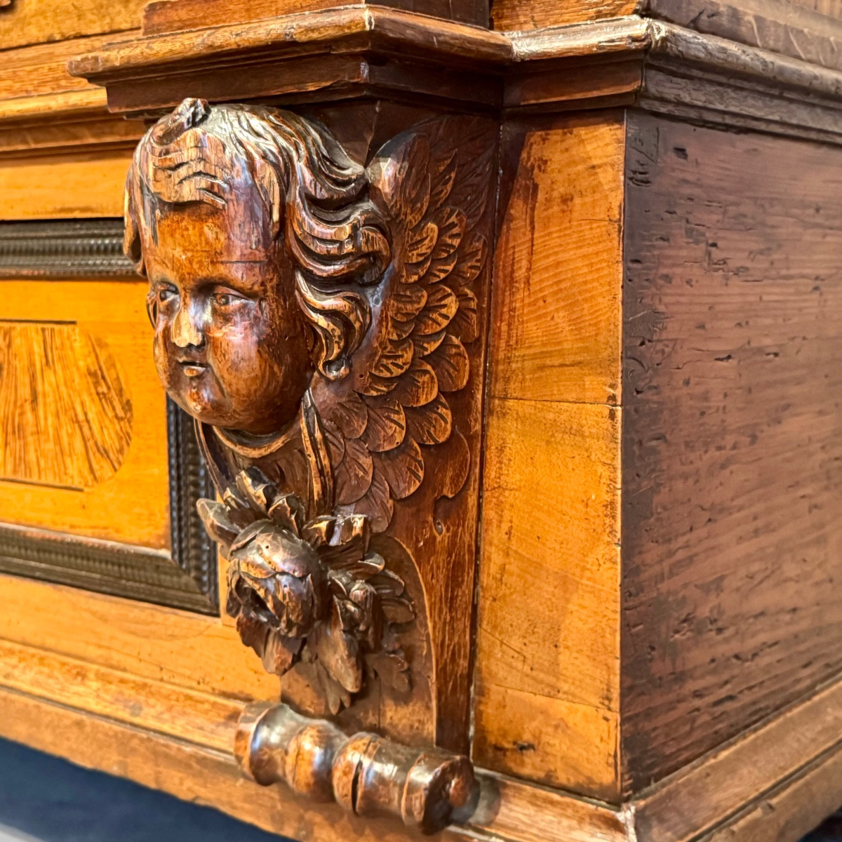 Armoire Alsacienne Strasbourgeoise sept colonnes annelées, décor coussin bastionné datée 1700-photo-4