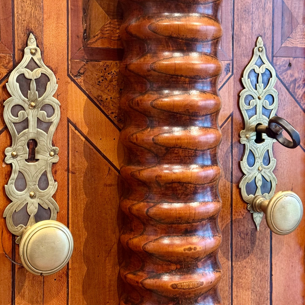 Armoire Alsacienne Strasbourgeoise sept colonnes annelées, décor coussin bastionné datée 1700-photo-5