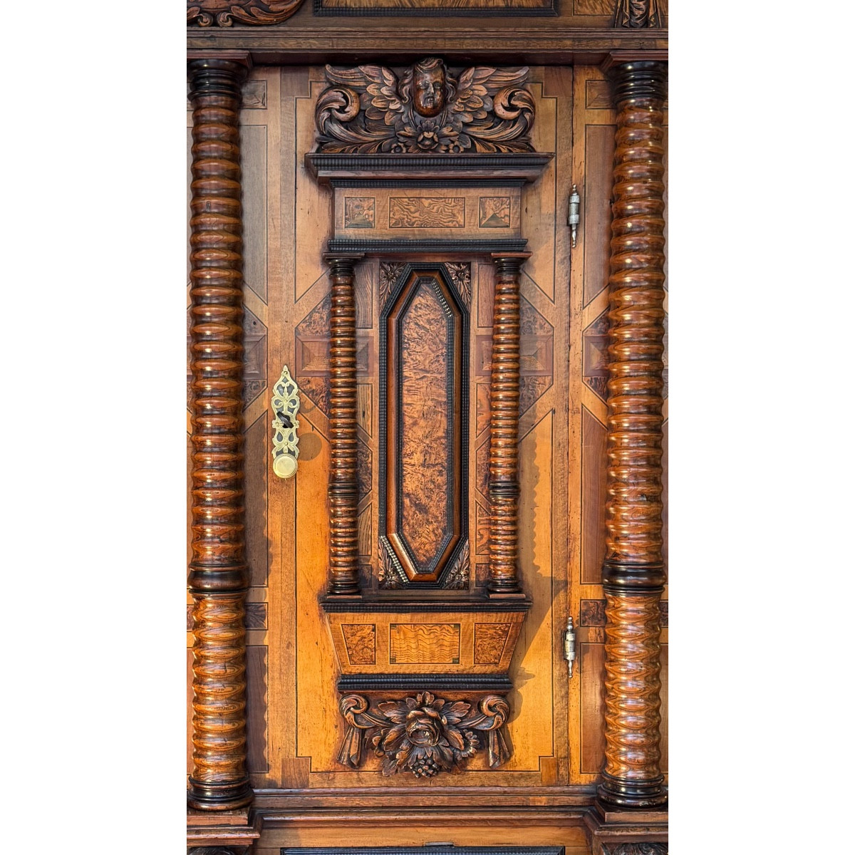 Armoire Alsacienne Strasbourgeoise sept colonnes annelées, décor coussin bastionné datée 1700-photo-6