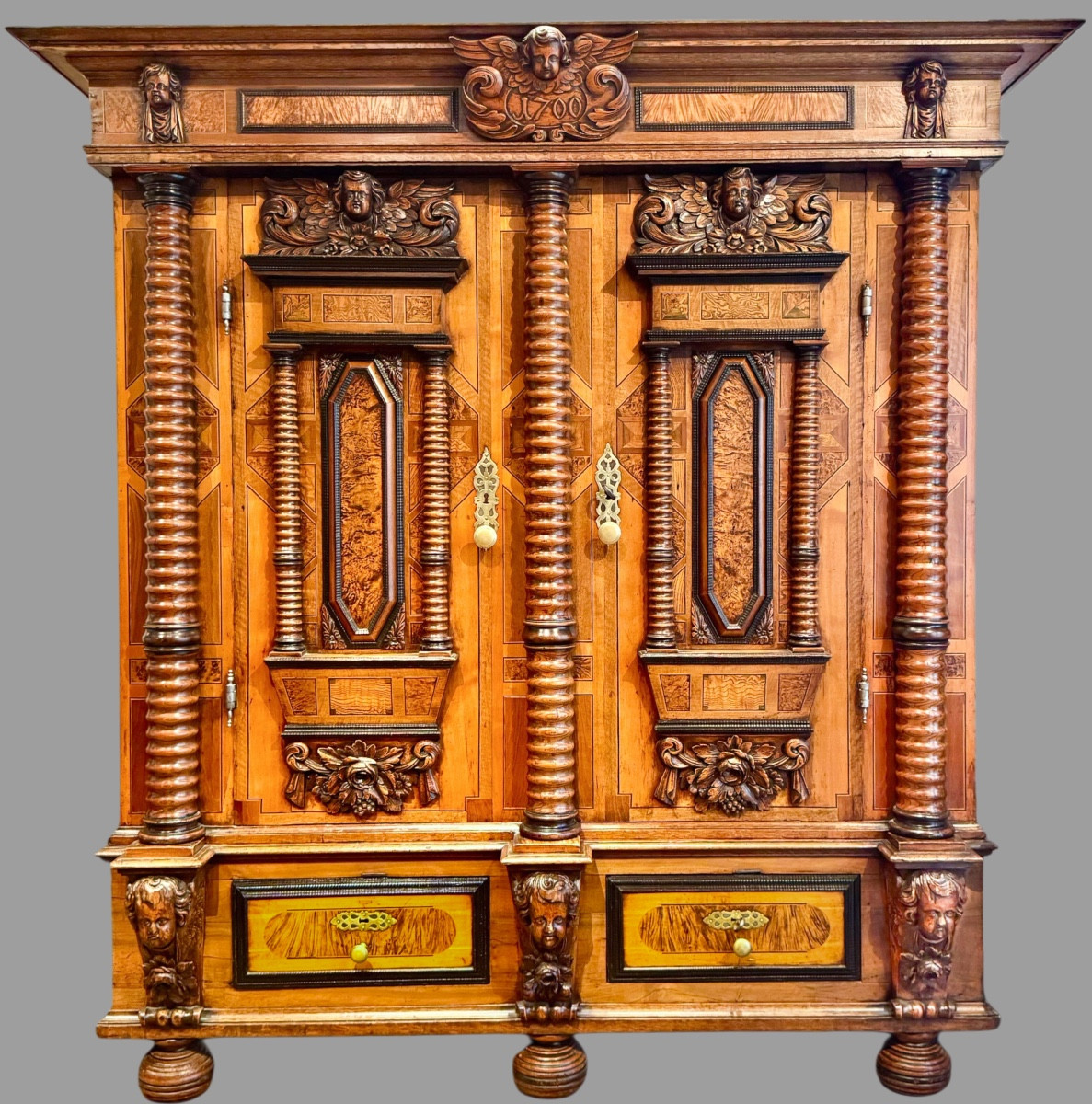 Armoire Alsacienne Strasbourgeoise sept colonnes annelées, décor coussin bastionné datée 1700