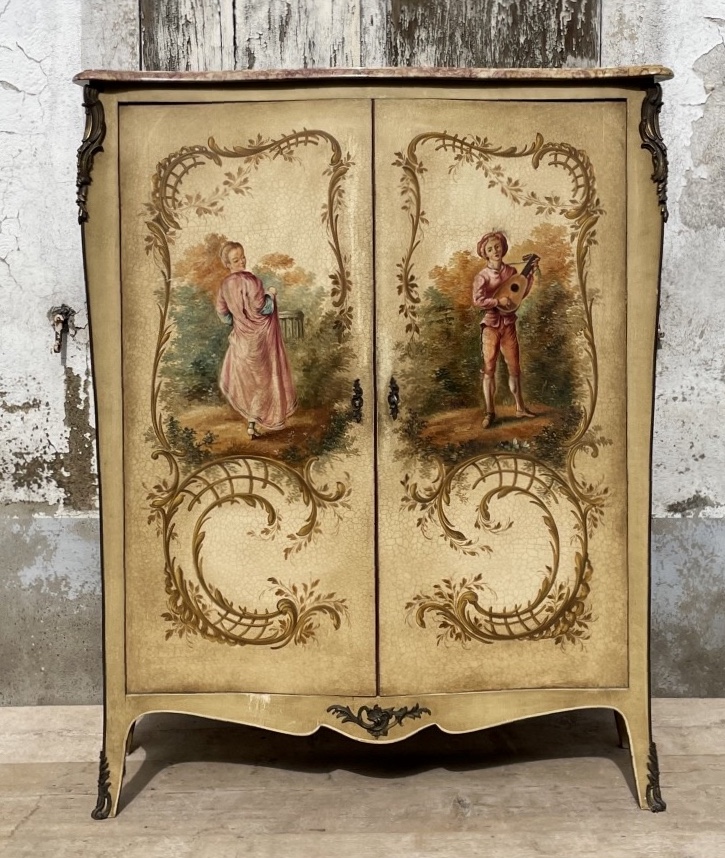 Armoire Louis XV au  décor peint de personnages romantiques XXème 