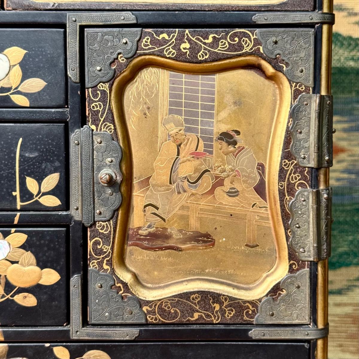 Petit cabinet japonais (kodansu) époque Meiji décor laqué or -photo-1