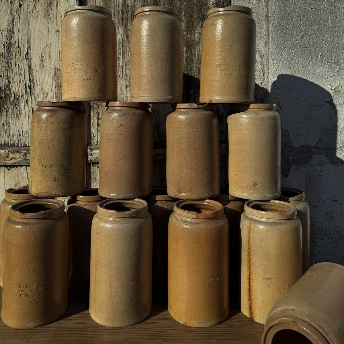 Lot de 17 pots anciens en grès vernissé pour salaisons-photo-3