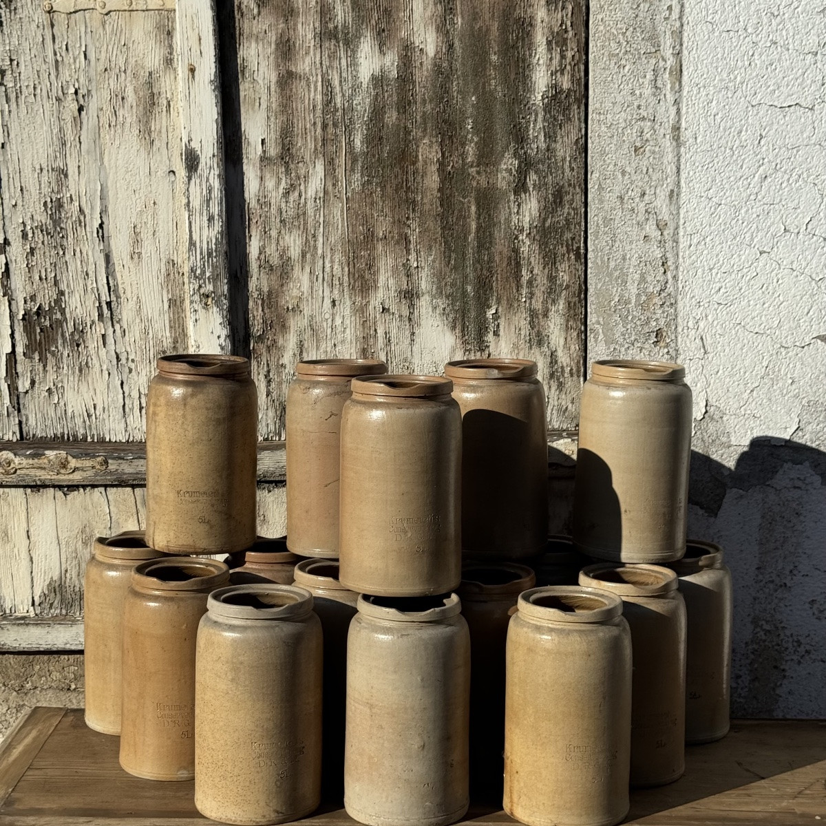Lot de 17 pots anciens en grès vernissé pour salaisons-photo-1