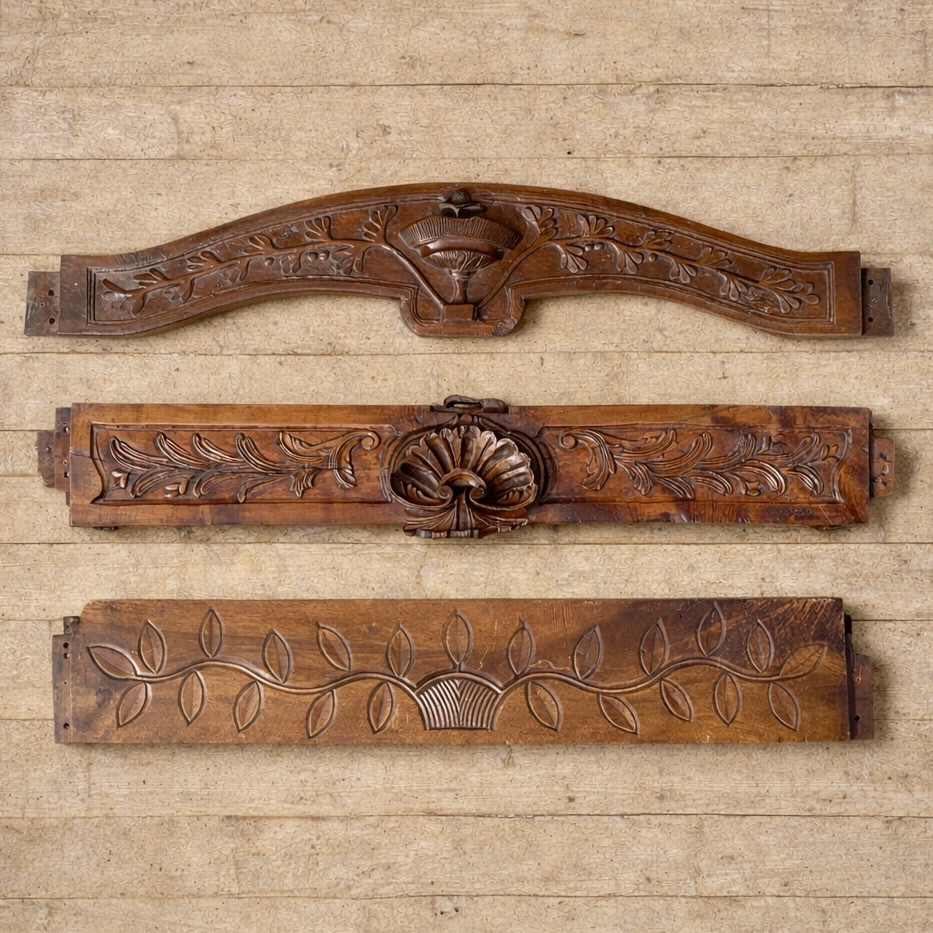 Lot de traverses frontons sculptés d'armoires 18ème-photo-7