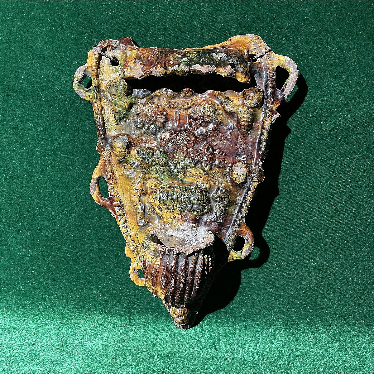 Bénitier mural  Art Populaire en terre cuite émaillée polychrome 