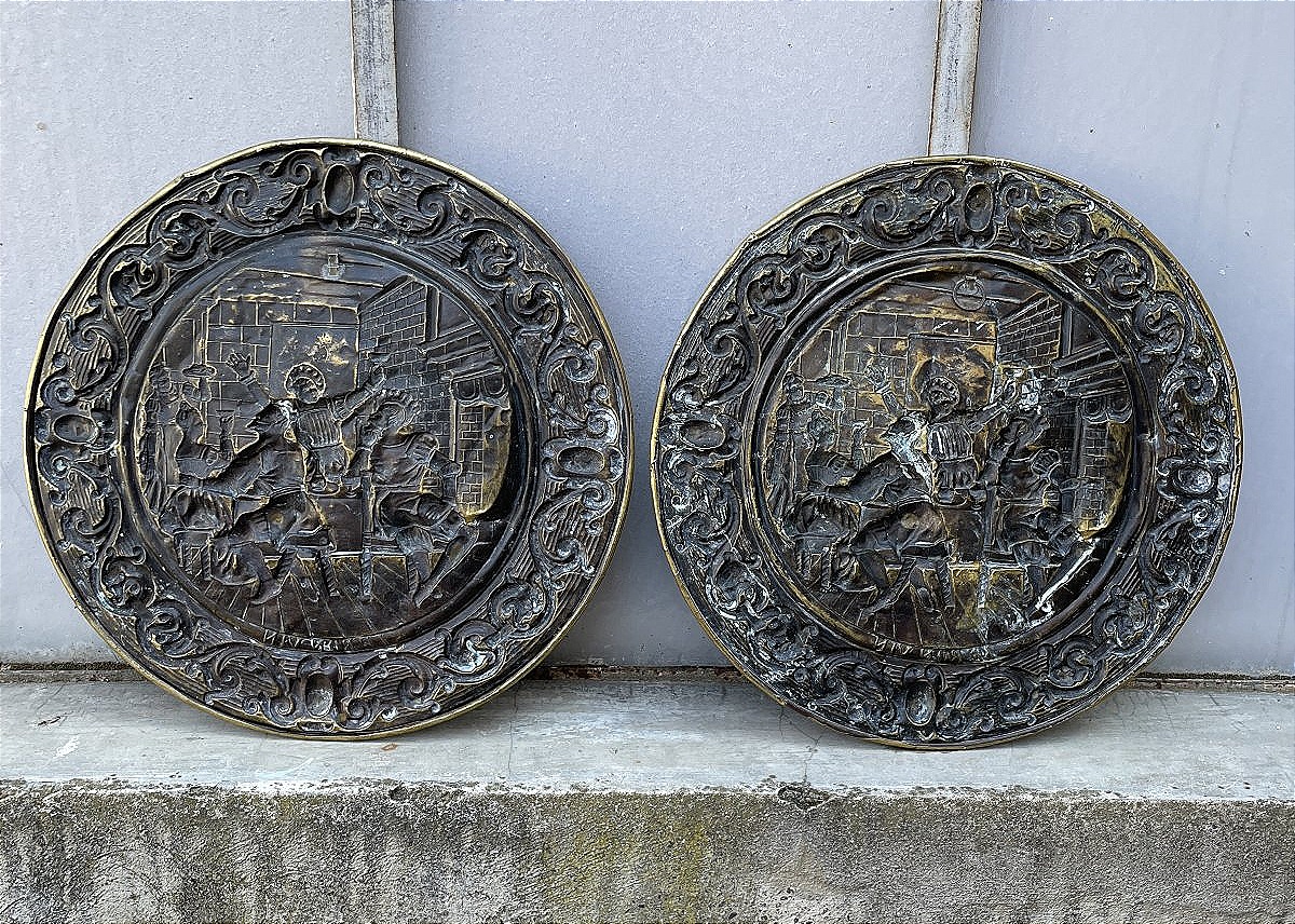 une paire de plats identiques d'offrande en laiton repoussé XIXème sur le thème du vin-photo-1