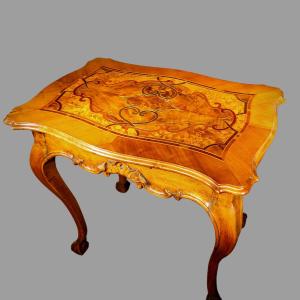 Table noyer marquetée d'entrelacs Décor marqueté d'entrelacs XVIlle