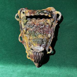 Bénitier mural  Art Populaire en terre cuite émaillée polychrome 