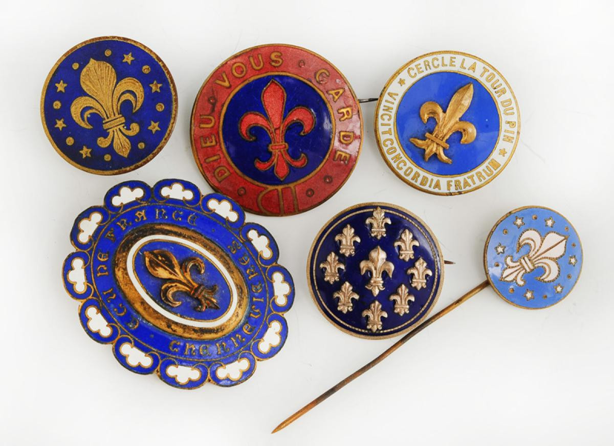 ENSEMBLE D'INSIGNES DE SYMPATHISANT DES LIGUES ROYALISTES, Troisième République. 31387R