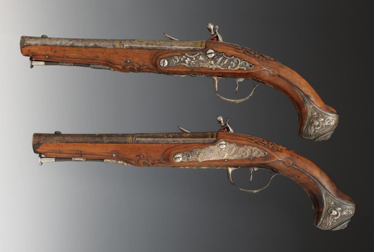 PAIRE DE PISTOLETS D'OFFICIER SIGNÉS LAROCHE À PARIS, Ancienne Monarchie. -photo-2
