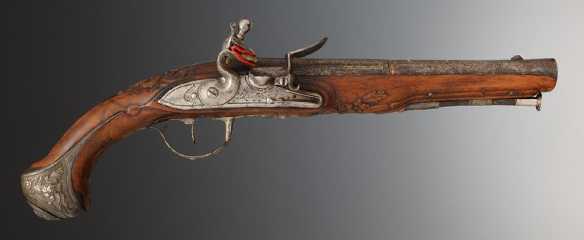 PAIRE DE PISTOLETS D'OFFICIER SIGNÉS LAROCHE À PARIS, Ancienne Monarchie. -photo-1