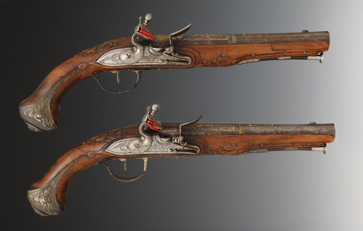 PAIRE DE PISTOLETS D'OFFICIER SIGNÉS LAROCHE À PARIS, Ancienne Monarchie. 