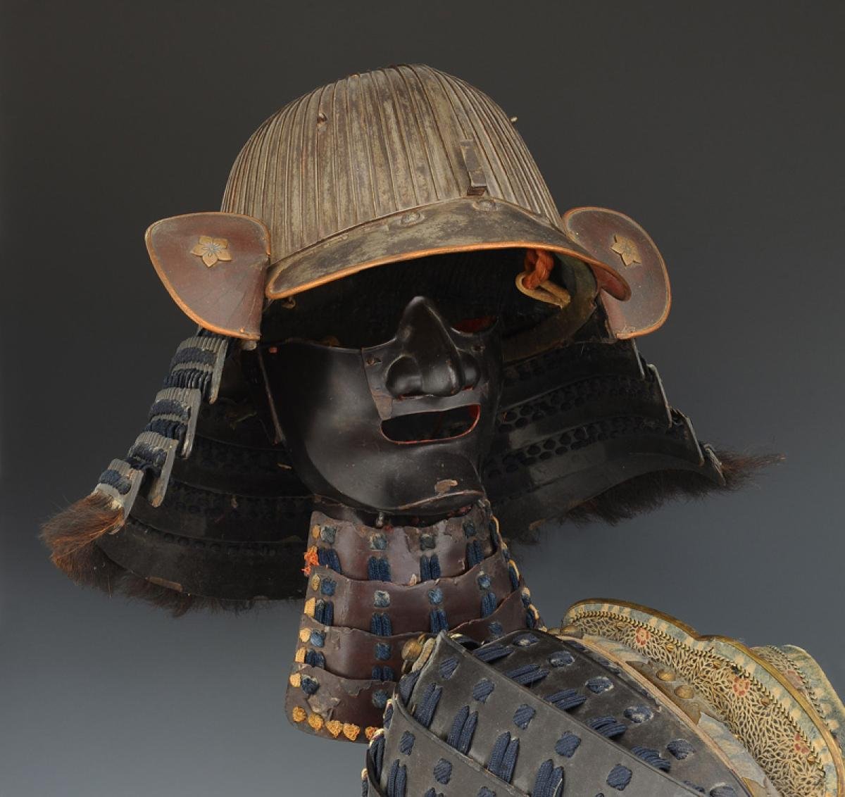 ARMURE JAPONAISE DE TYPE TETSU KURO URASHI NURI GOMAIDŌ GUSOKU, ÈRE EDO, Milieu XIXème siècle.-photo-2