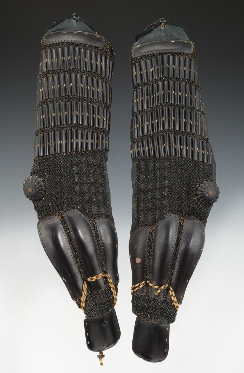 ARMURE JAPONAISE DE TYPE TETSU KURO URASHI NURI GOMAIDŌ GUSOKU, ÈRE EDO, Milieu XIXème siècle.-photo-1