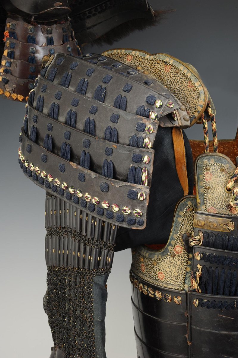 ARMURE JAPONAISE DE TYPE TETSU KURO URASHI NURI GOMAIDŌ GUSOKU, ÈRE EDO, Milieu XIXème siècle.-photo-3