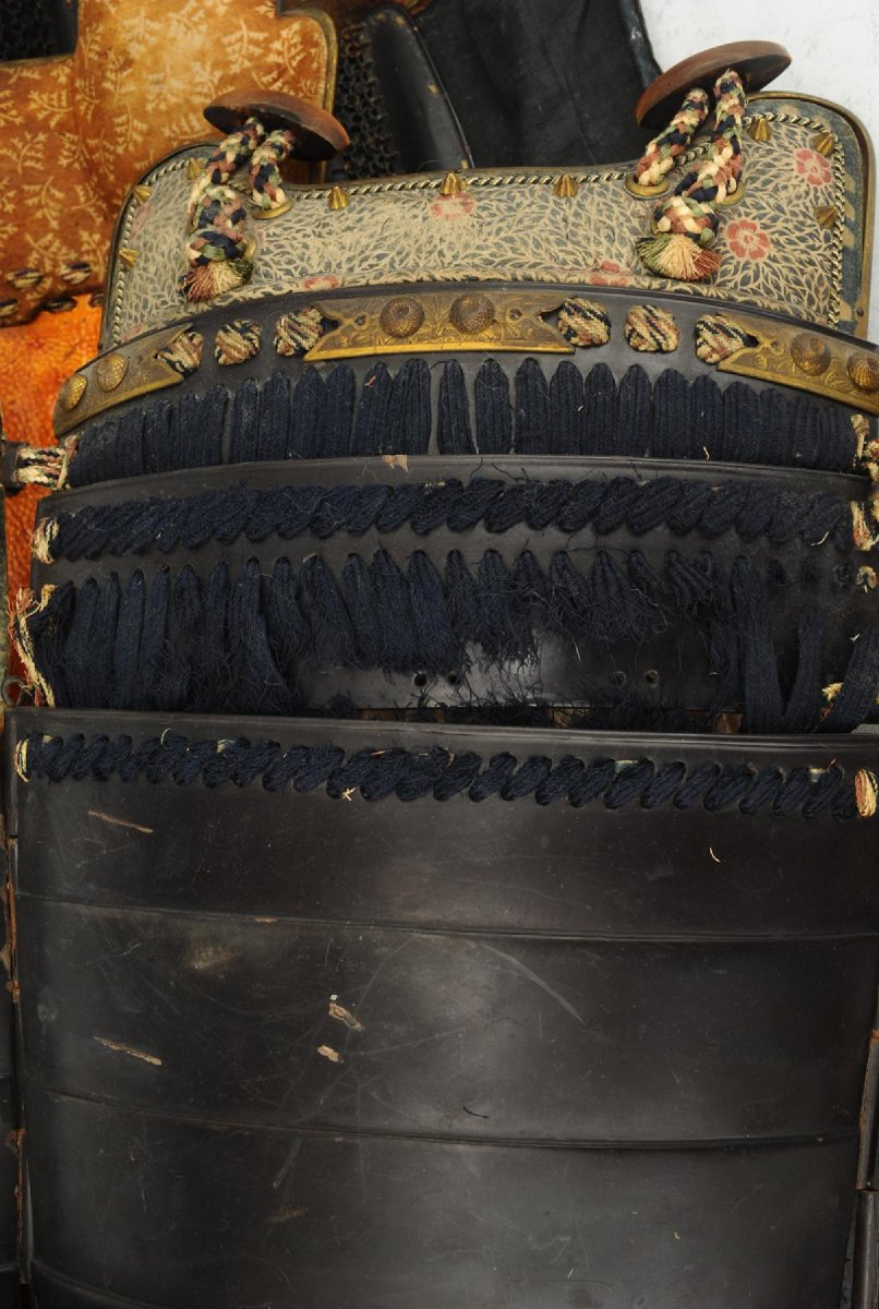ARMURE JAPONAISE DE TYPE TETSU KURO URASHI NURI GOMAIDŌ GUSOKU, ÈRE EDO, Milieu XIXème siècle.-photo-4