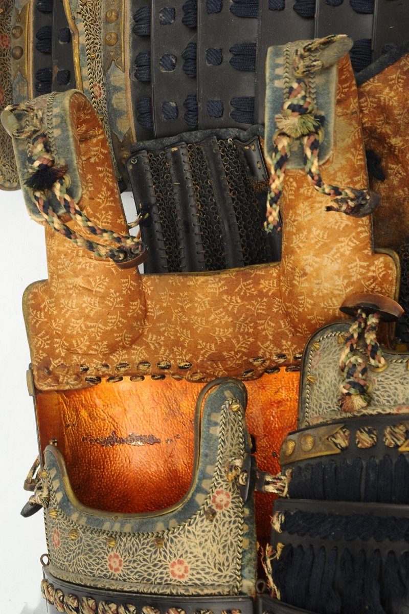 ARMURE JAPONAISE DE TYPE TETSU KURO URASHI NURI GOMAIDŌ GUSOKU, ÈRE EDO, Milieu XIXème siècle.-photo-5