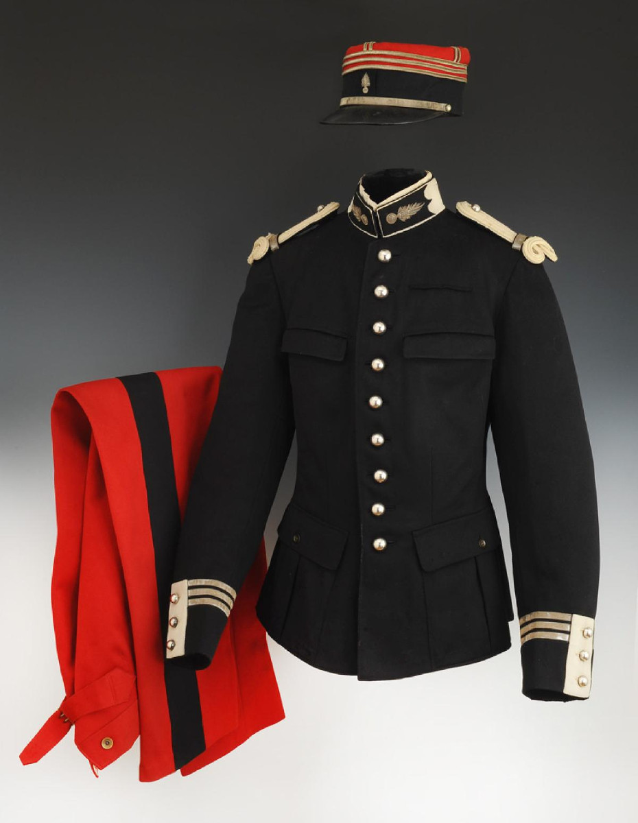 UNIFORME DU CAPITAINE DE DRAGONS D'ÉTAT-MAJOR NON BREVETÉ DE L'ÉCOLE DE GUERRE LÉON JEAN-PIERRE