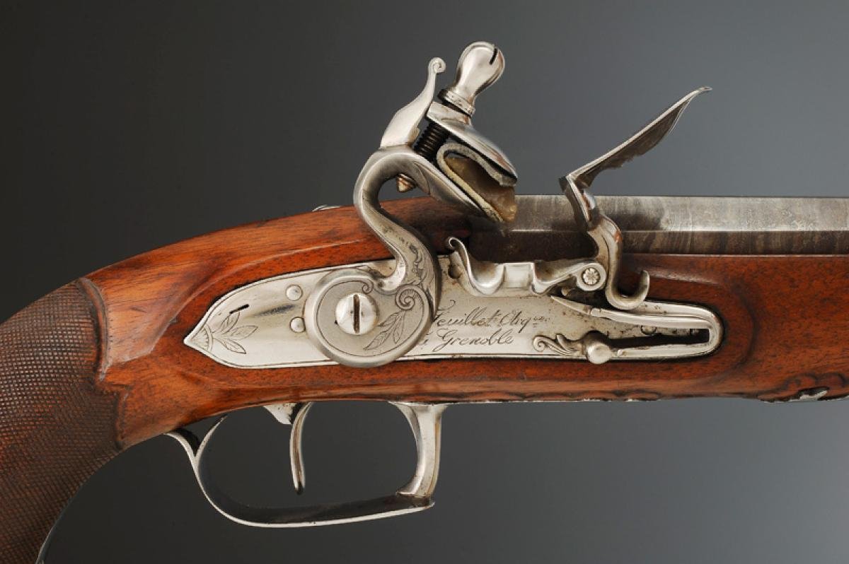 PAIRE DE PISTOLETS À SILEX D'OFFICIER SIGNÉS FEUILLET, ARQUEBUSIER À GRENOBLE, Premier Empire.-photo-1