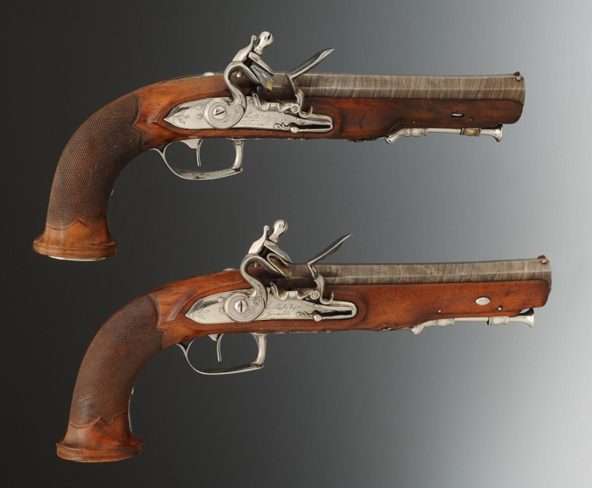 PAIRE DE PISTOLETS À SILEX D'OFFICIER SIGNÉS FEUILLET, ARQUEBUSIER À GRENOBLE, Premier Empire.