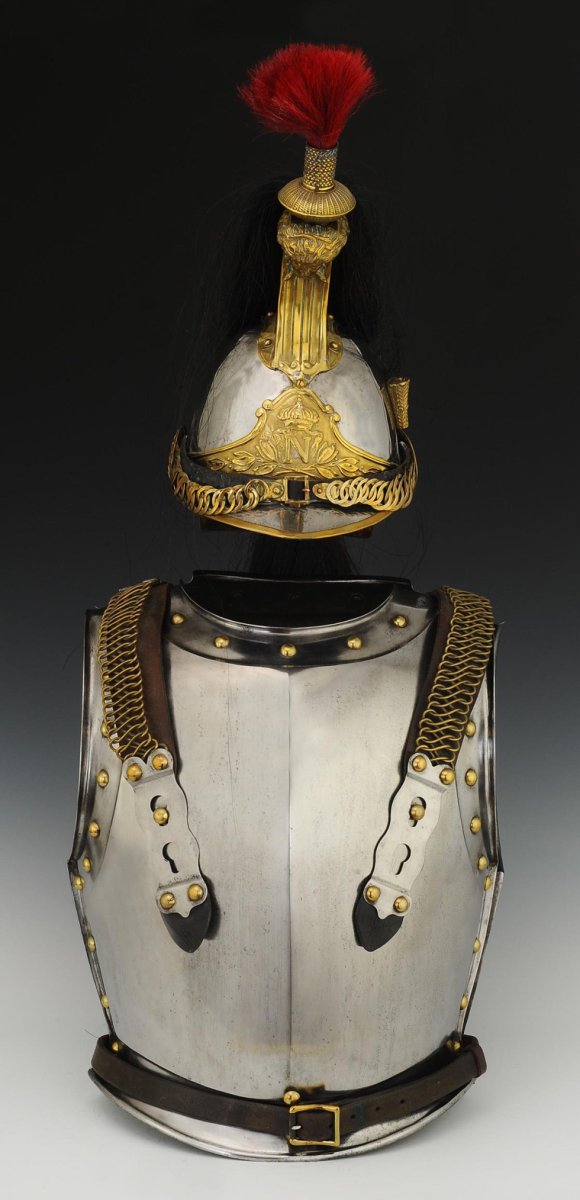 ENSEMBLE CASQUE ET CUIRASSE DE CUIRASSIERS DE LA GARDE IMPÉRIALE, modèle 1854, Second Empire. 