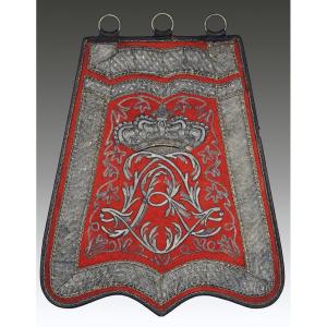 SABRETACHE D'OFFICIER DE HUSSARDS DU RÉGIMENT DE BERCHENY, MODÈLE 1767, ANCIENNE MONARCHIE