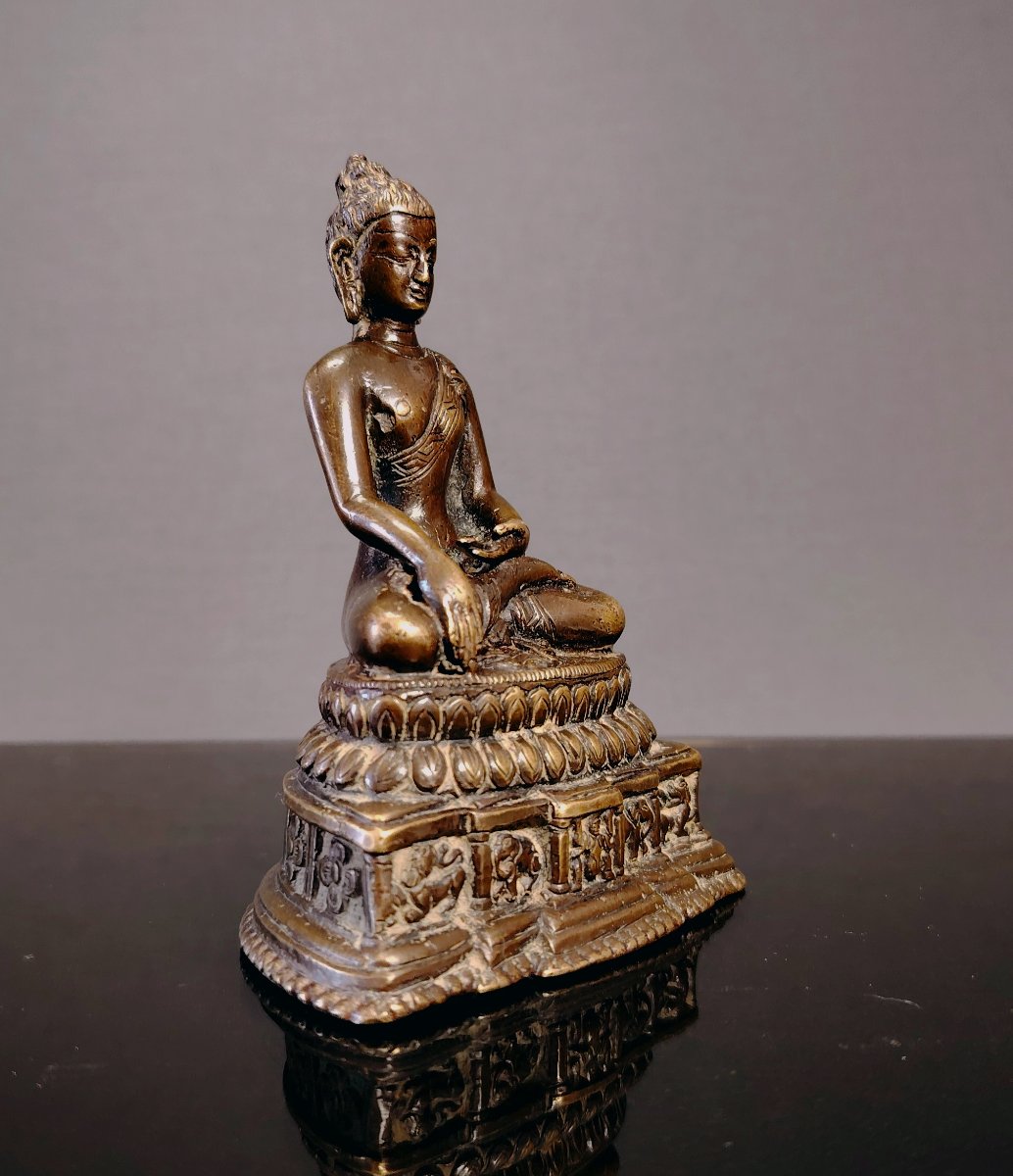 Petit Bouddha en bronze scellé, Tibet vers 1900-photo-3
