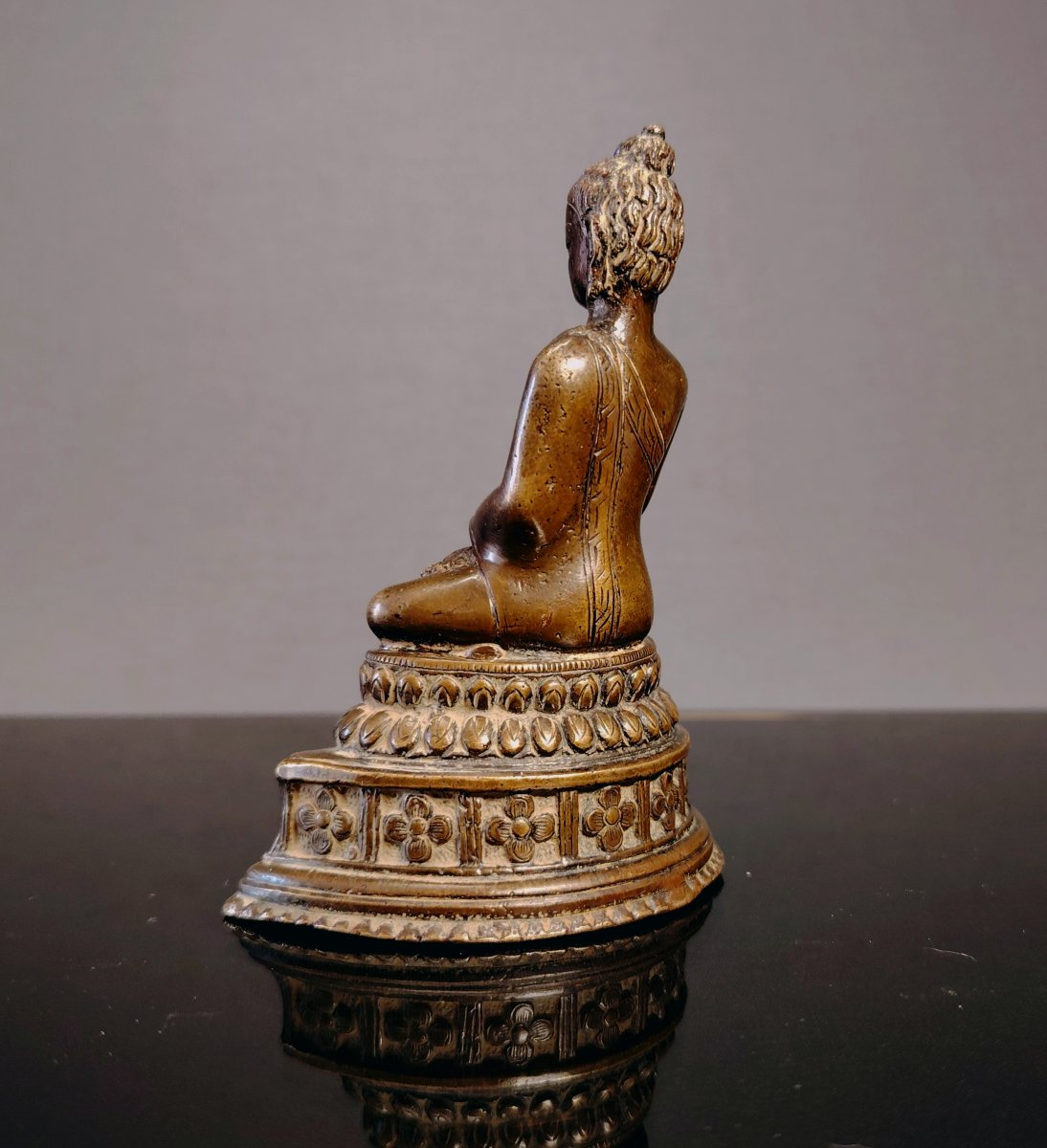 Petit Bouddha en bronze scellé, Tibet vers 1900-photo-3