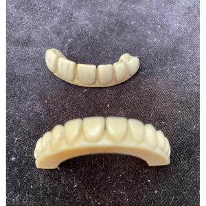 Deux Protheses Dentaires