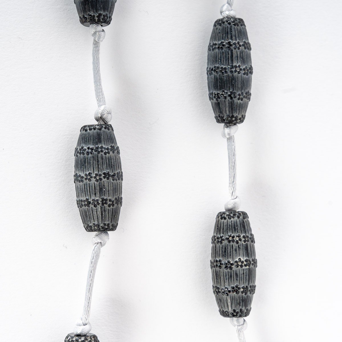 1920 René Lalique - Collier Fleurettes Verre Noir Patiné Blanc-photo-3