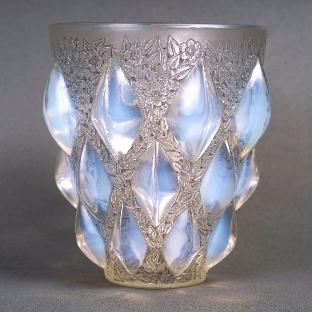 1927 René Lalique - Vase Rampillon Verre Opalescent Patiné Gris