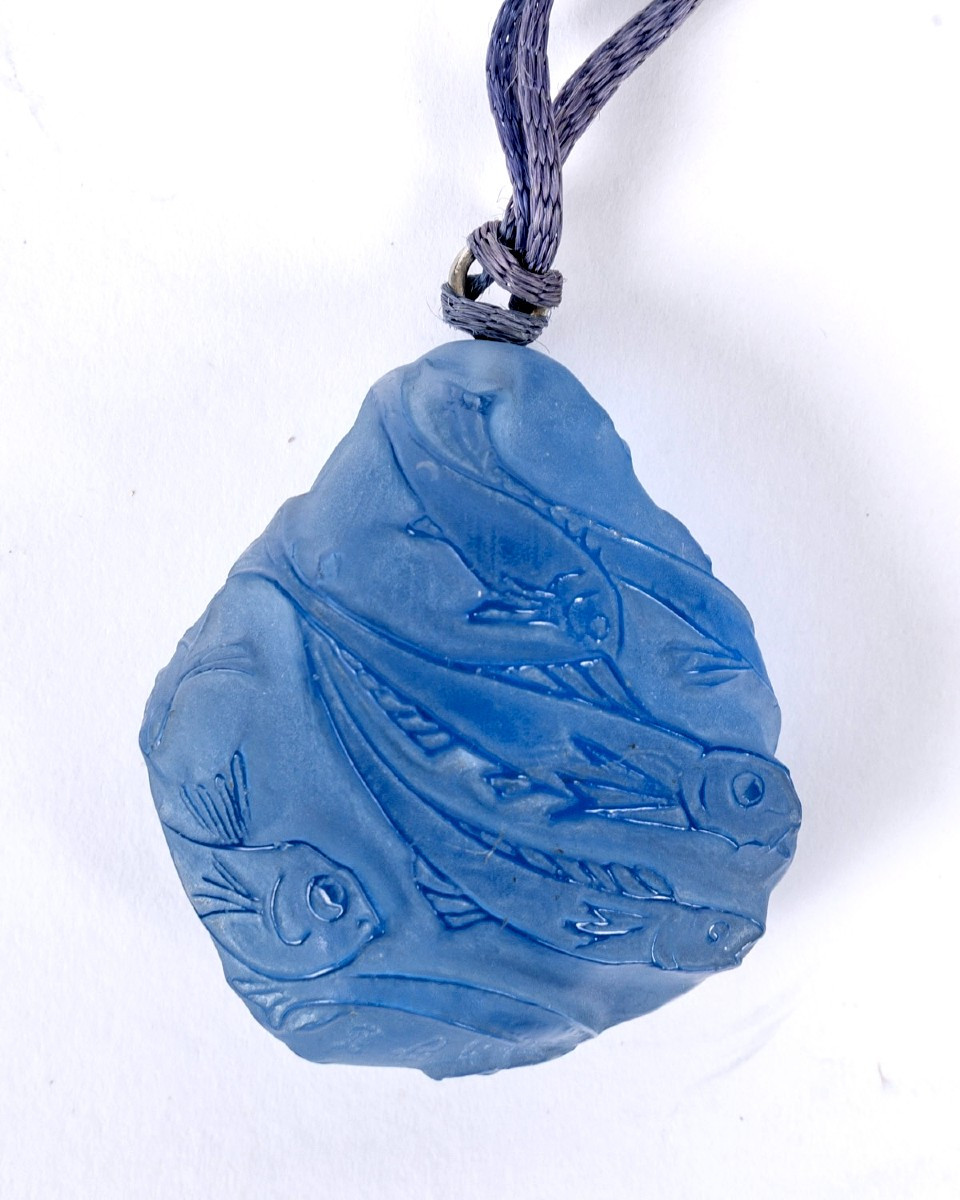1912 René Lalique - Pendentif Poissons Verre Bleu Patiné Blanc